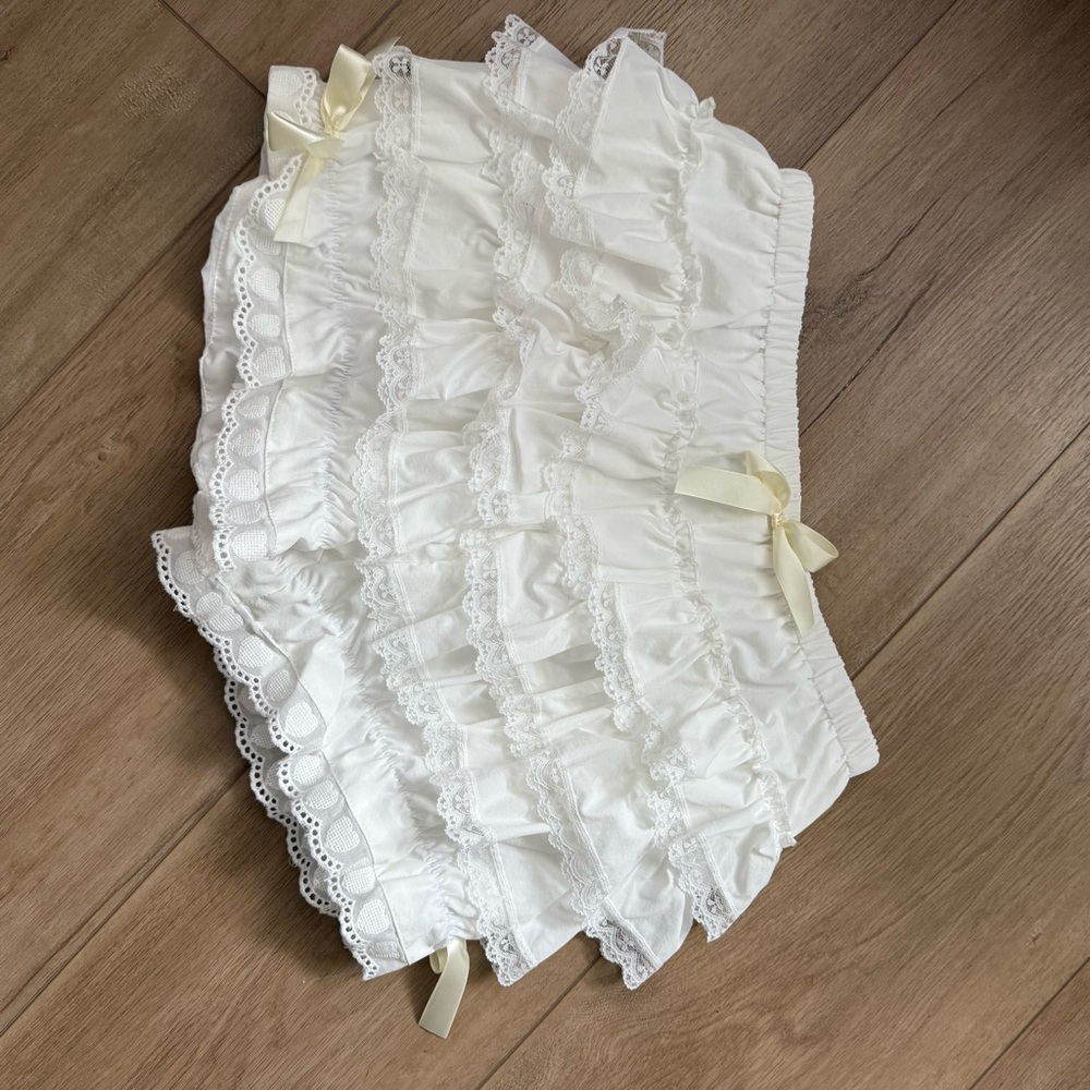 White Short/Skirt